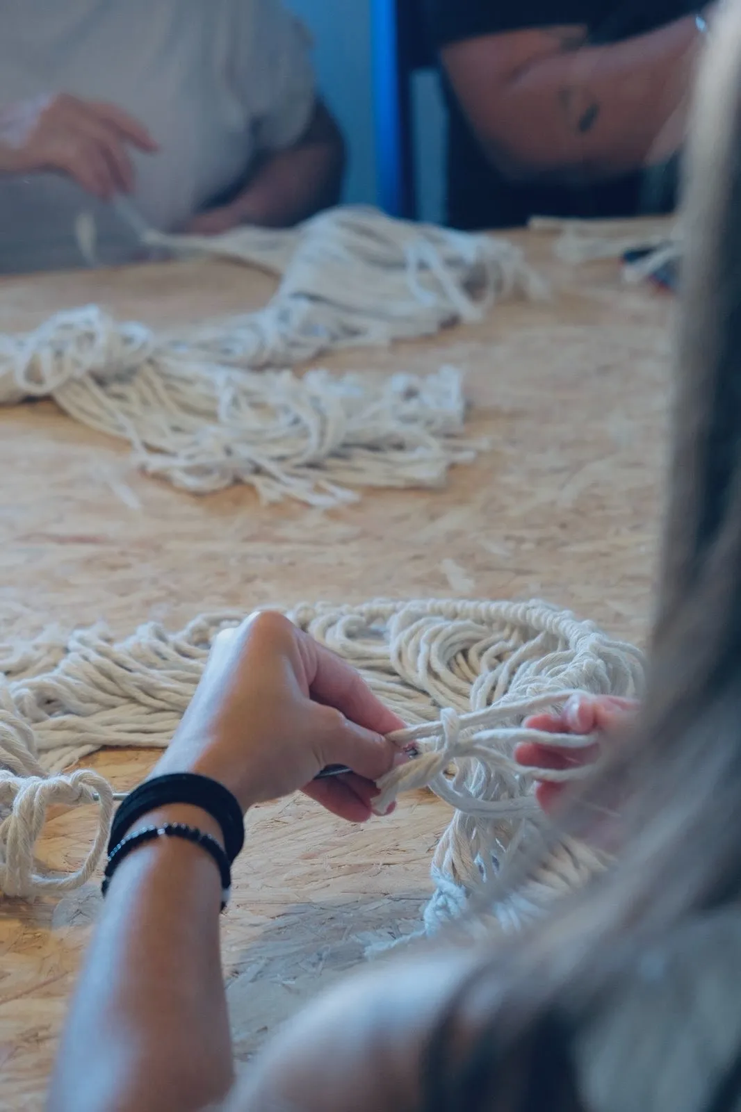 Participantes en taller creativo de fibras naturales